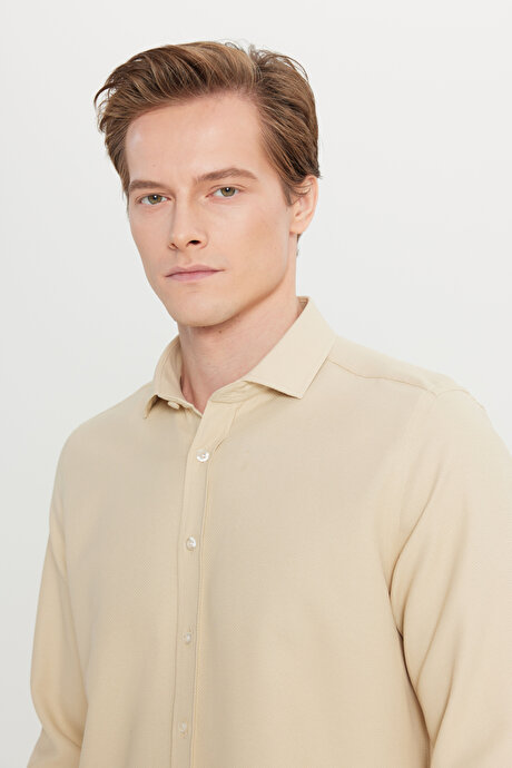 Pamuklu Tailored Slim Fit Dar Kesim Küçük İtalyan Yaka Armürlü Bej Gömlek resmi