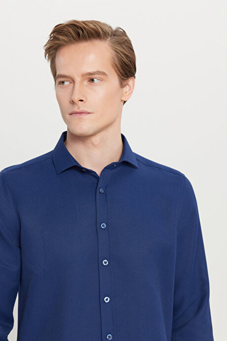 Pamuklu Tailored Slim Fit Dar Kesim Küçük İtalyan Yaka Armürlü Lacivert Gömlek resmi