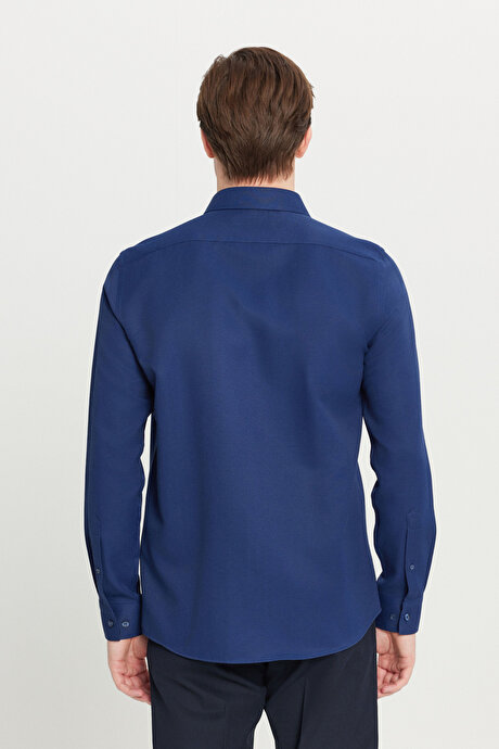 Pamuklu Tailored Slim Fit Dar Kesim Küçük İtalyan Yaka Armürlü Lacivert Gömlek resmi