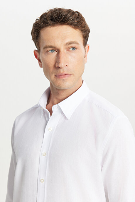 %100 Pamuklu Tailored Slim Fit Dar Kesim Gizli Düğmeli Yaka Armürlü Beyaz Gömlek resmi