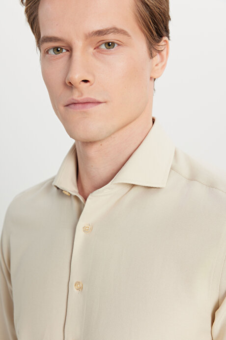 Pamuklu Oxford Tailored Slim Fit Dar Kesim Küçük İtalyan Yaka Armürlü Bej Gömlek resmi