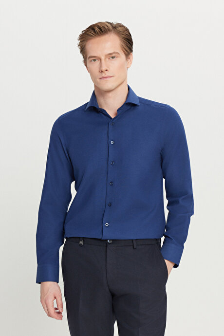 Pamuklu Oxford Tailored Slim Fit Dar Kesim Küçük İtalyan Yaka Armürlü Lacivert Gömlek resmi