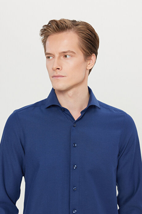 Pamuklu Oxford Tailored Slim Fit Dar Kesim Küçük İtalyan Yaka Armürlü Lacivert Gömlek resmi