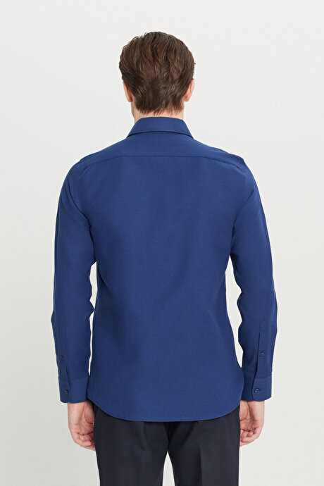 Pamuklu Oxford Tailored Slim Fit Dar Kesim Küçük İtalyan Yaka Armürlü Lacivert Gömlek resmi