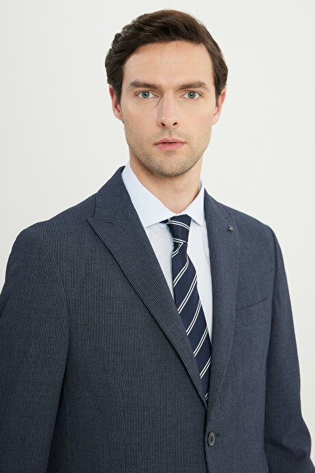 Slim Fit Dar Kesim Kırlangıç Yaka Çizgili Gofre Desenli Kapak Cepli Lacivert Takım Elbise resmi