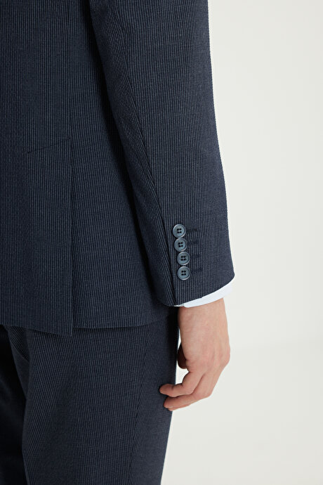 Slim Fit Dar Kesim Kırlangıç Yaka Çizgili Gofre Desenli Kapak Cepli Lacivert Takım Elbise resmi