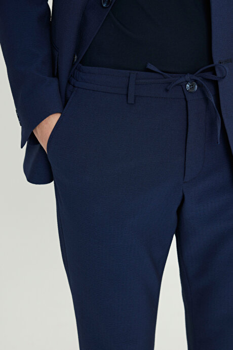 Slim Fit Dar Kesim Kırlangıç Yaka Gofre Desenli Kapak Cepli Esnek Lacivert Takım Elbise resmi