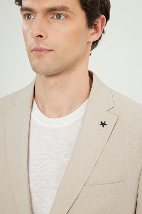 Slim Fit Dar Kesim Mono Yaka Gofre Desenli Kapak Cepli Esnek Bej Takım Elbise resmi