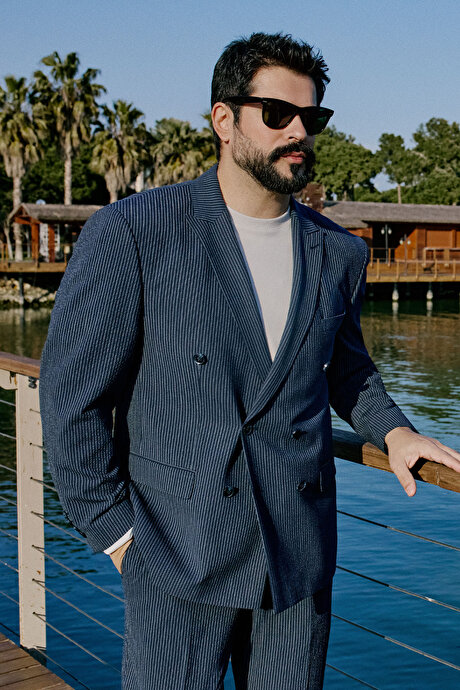 Slim Fit Dar Kesim Kırlangıç Yaka Çizgili Gofre Desenli Kruvaze Lacivert Takım Elbise resmi