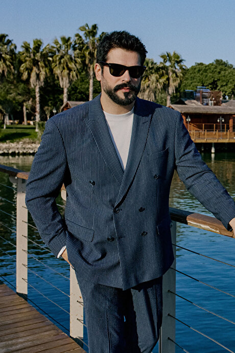 Slim Fit Dar Kesim Kırlangıç Yaka Çizgili Gofre Desenli Kruvaze Lacivert Takım Elbise resmi