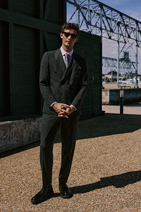 Yünlü Slim Fit Dar Kesim Kırlangıç Yaka Kapak Cepli Çizgili Kruvaze Antrasit Takım Elbise resmi