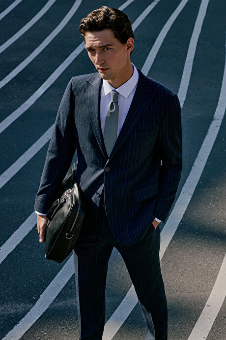 Yünlü Slim Fit Dar Kesim Kırlangıç Yaka Kapak Cepli Çizgili Esnek Lacivert Takım Elbise resmi