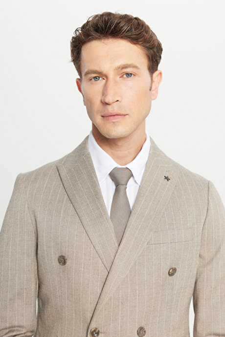 Slim Fit Dar Kesim Kırlangıç Yaka Çizgili Kapak Cepli Kruvaze Bej Takım Elbise resmi