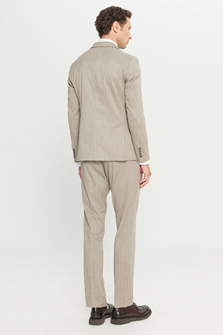 Slim Fit Dar Kesim Kırlangıç Yaka Çizgili Kapak Cepli Kruvaze Bej Takım Elbise resmi