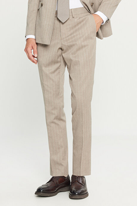 Slim Fit Dar Kesim Kırlangıç Yaka Çizgili Kapak Cepli Kruvaze Bej Takım ElbiseACE030261478BEJ