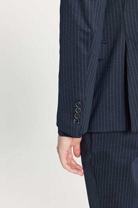 Slim Fit Kırlangıç Yaka Beli Bağlamalı Kapak Cepli Çizgili Kruvaze Lacivert-Beyaz Takım Elbise resmi