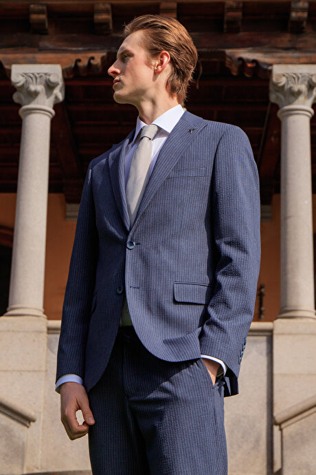 Slim Fit Dar Kesim Kırlangıç Yaka Beli Gizli Lastikli Kapak Cepli Çizgili Gofre Desenli Lacivert Takım Elbise resmi