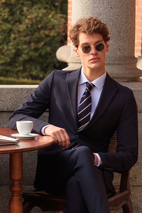 Slim Fit Dar Kesim Kırlangıç Yaka Torba Cepli Çizgili Gofre Desenli Lacivert Takım Elbise resmi