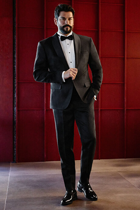Slim Fit Dar Kesim Çıkma Şal Yaka Armürlü Kapak Cep Siyah Smokin Takım resmi