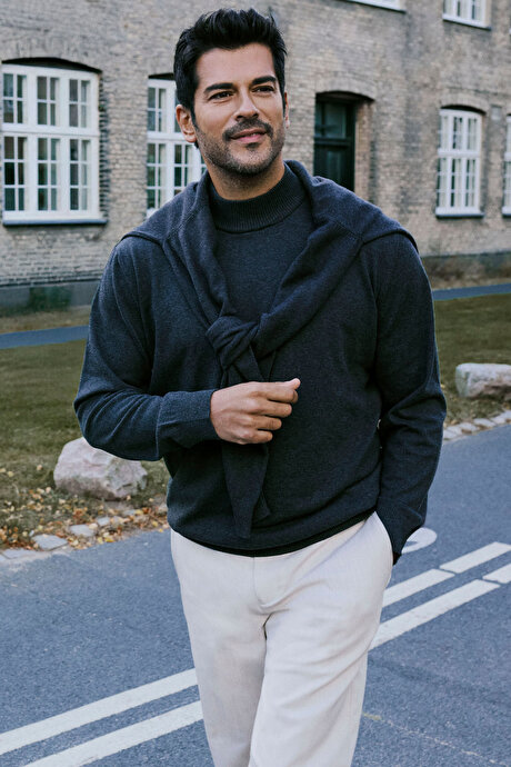 Pamuklu Standart Fit Normal Kesim Yarım Balıkçı Yaka Triko Lacivert Kazak resmi