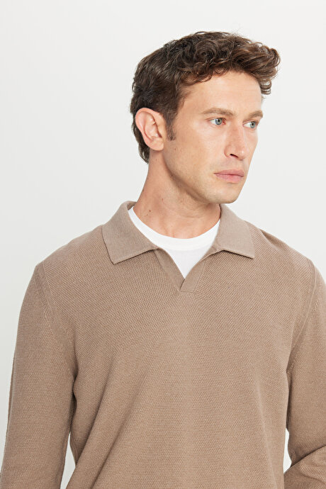 Pamuklu Standart Fit Normal Kesim Polo Yaka Jakarlı Triko Bej Triko resmi