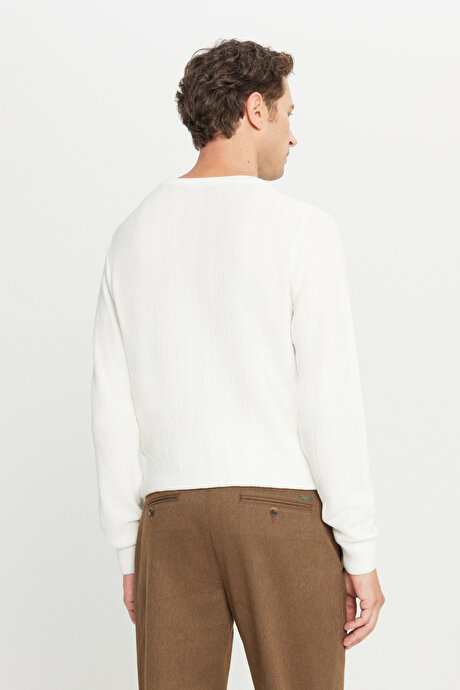 Pamuklu Standart Fit Normal Kesim Bisiklet Yaka Jakarlı Triko Ekru Kazak resmi