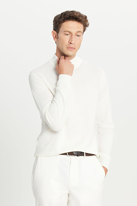 Pamuklu Standart Fiit Normal Kesim Yarım Balıkçı Yaka Jakarlı Triko Ekru Kazak resmi