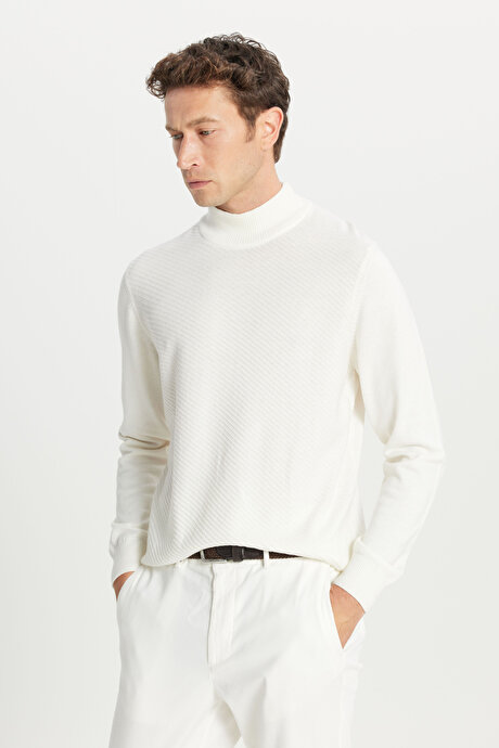 Pamuklu Standart Fiit Normal Kesim Yarım Balıkçı Yaka Jakarlı Triko Ekru Kazak resmi