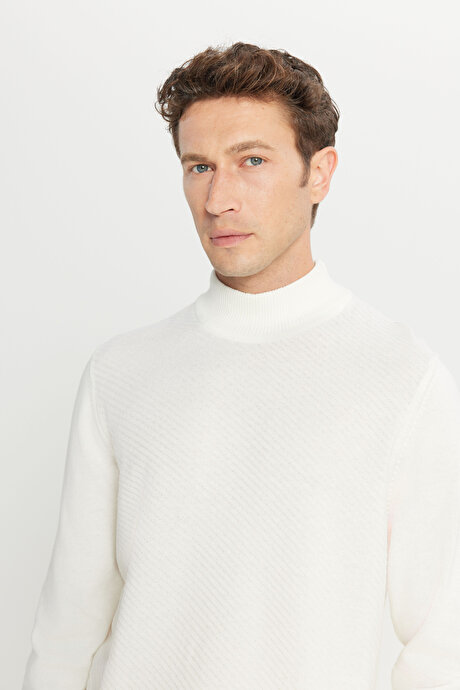 Pamuklu Standart Fiit Normal Kesim Yarım Balıkçı Yaka Jakarlı Triko Ekru Kazak resmi