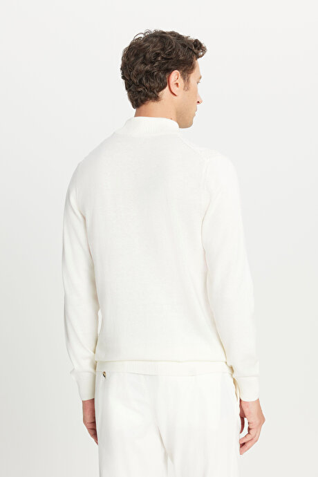 Pamuklu Standart Fiit Normal Kesim Yarım Balıkçı Yaka Jakarlı Triko Ekru Kazak resmi