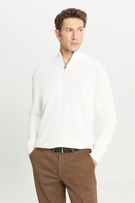 %100 Pamuk Standart Fit Normal Kesim Bato Yaka Jakarlı Triko Ekru Kazak resmi