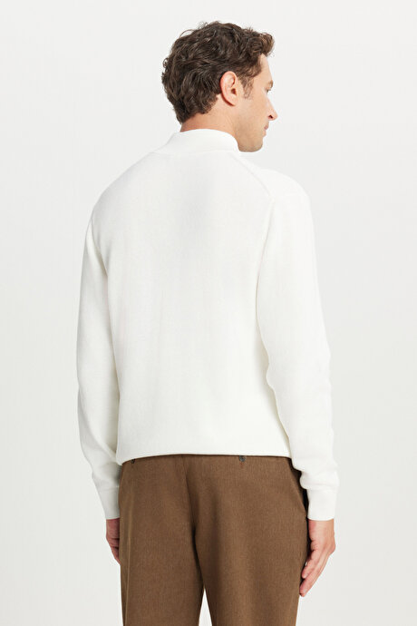 %100 Pamuk Standart Fit Normal Kesim Bato Yaka Jakarlı Triko Ekru Kazak resmi