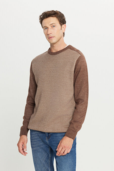 Standart Fit Normal Kesim Bisiklet Yaka Jakarlı Triko Kahve-Bej Kazak resmi