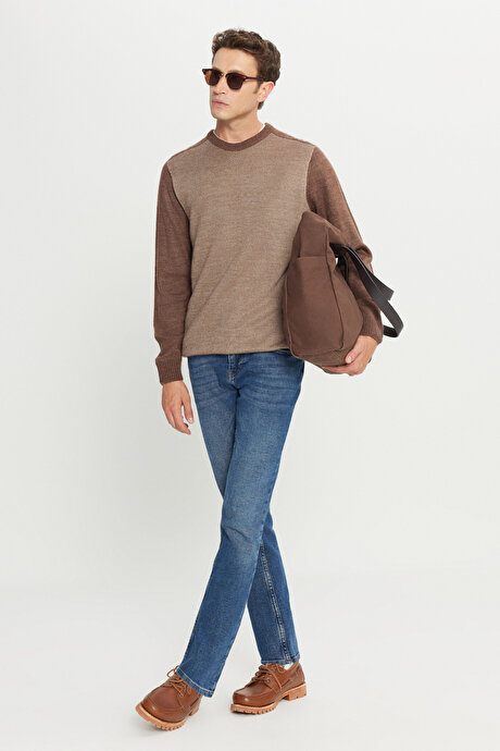 Standart Fit Normal Kesim Bisiklet Yaka Jakarlı Triko Kahve-Bej Kazak resmi