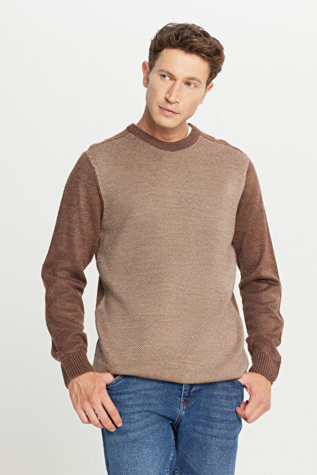 Standart Fit Normal Kesim Bisiklet Yaka Jakarlı Triko Kahve-Bej Kazak resmi