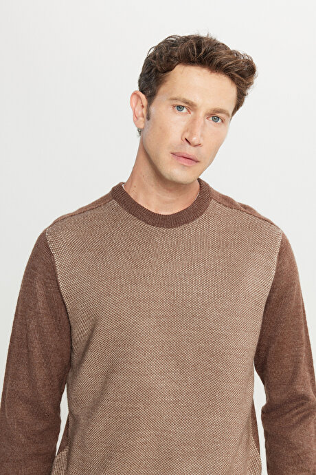 Standart Fit Normal Kesim Bisiklet Yaka Jakarlı Triko Kahve-Bej Kazak resmi