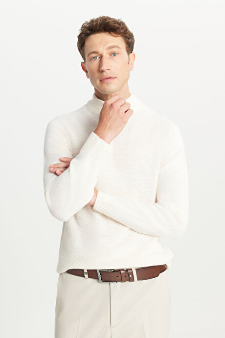 Standart Fit Normal Kesim Yarım Balıkçı Yaka Jakarlı Triko Ekru Kazak resmi