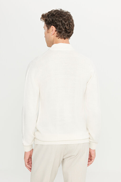 Standart Fit Normal Kesim Yarım Balıkçı Yaka Jakarlı Triko Ekru Kazak resmi