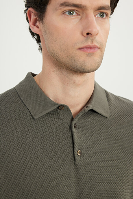 %100 Pamuk Standart Fit Normal Kesim Polo Yaka Jakarlı Triko Haki Tişört resmi