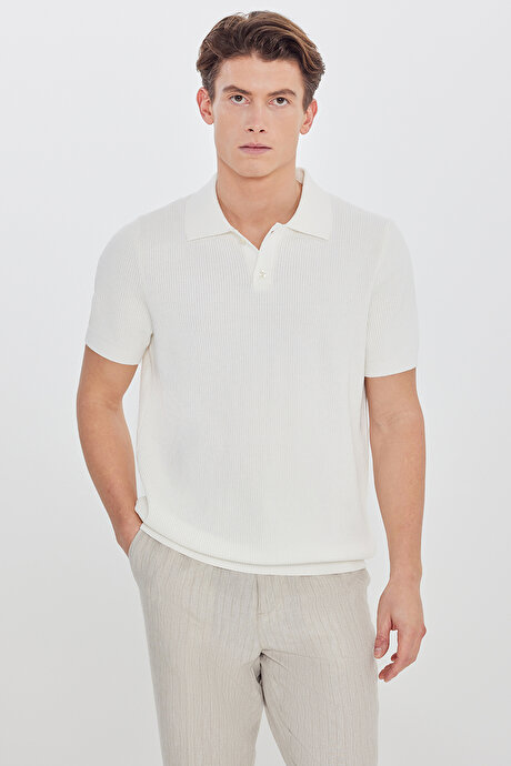 %100 Pamuk Standart Fit Normal Kesim Polo Yaka Jakarlı Triko Ekru Tişört resmi