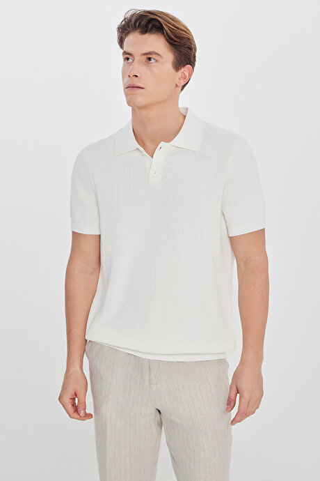 %100 Pamuk Standart Fit Normal Kesim Polo Yaka Jakarlı Triko Ekru Tişört resmi