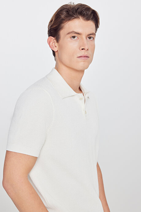 %100 Pamuk Standart Fit Normal Kesim Polo Yaka Jakarlı Triko Ekru Tişört resmi