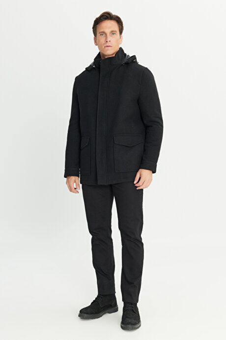 Standart Fit Normal Kesim Kapüşon Çıkmalı Dik Yaka Kapaklı Torba Cepli Siyah Kaban resmi