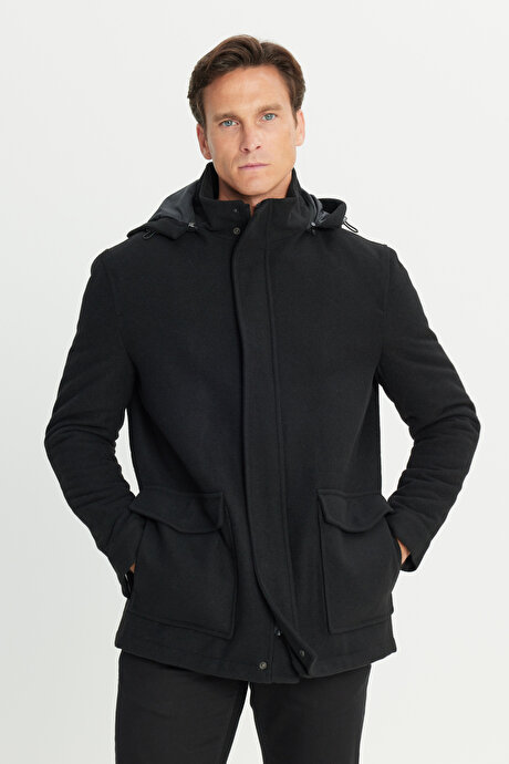 Standart Fit Normal Kesim Kapüşon Çıkmalı Dik Yaka Kapaklı Torba Cepli Siyah Kaban resmi