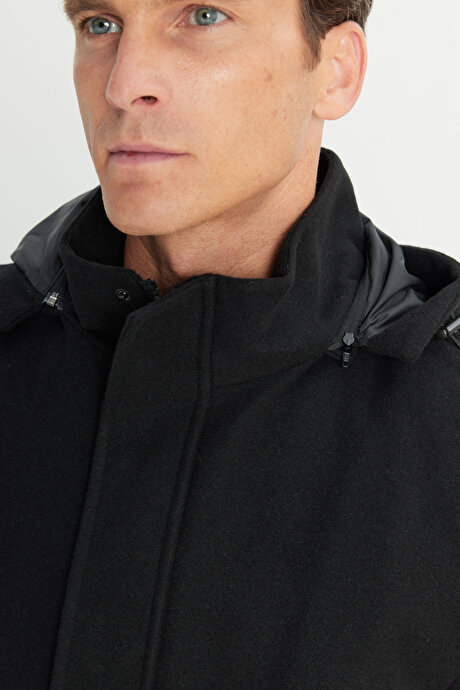 Standart Fit Normal Kesim Kapüşon Çıkmalı Dik Yaka Kapaklı Torba Cepli Siyah Kaban resmi