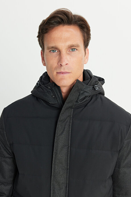 Standart Fit Normal Kesim Kapüşonlu Çıtçıtlı Torba Cepli Siyah Kaban resmi