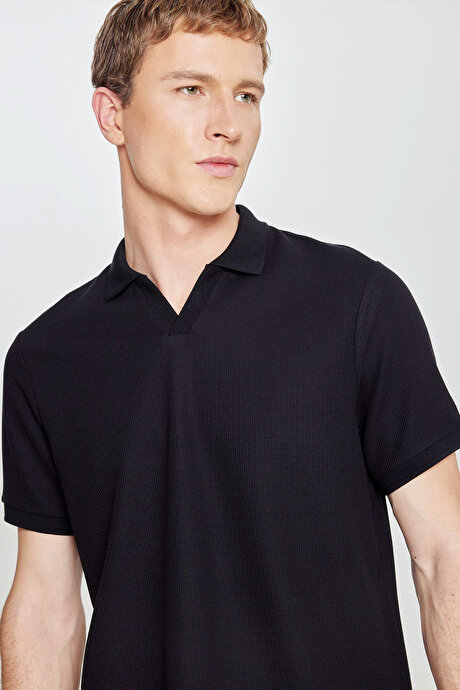 Slim Fit Dar Kesim Polo Yaka Jakarlı Esnek Siyah Tişört resmi