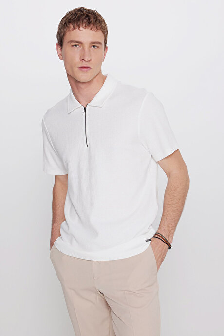 %100 Pamuk Slim Fit Dar Kesim Polo Yaka Jakarlı Ekru Tişört resmi