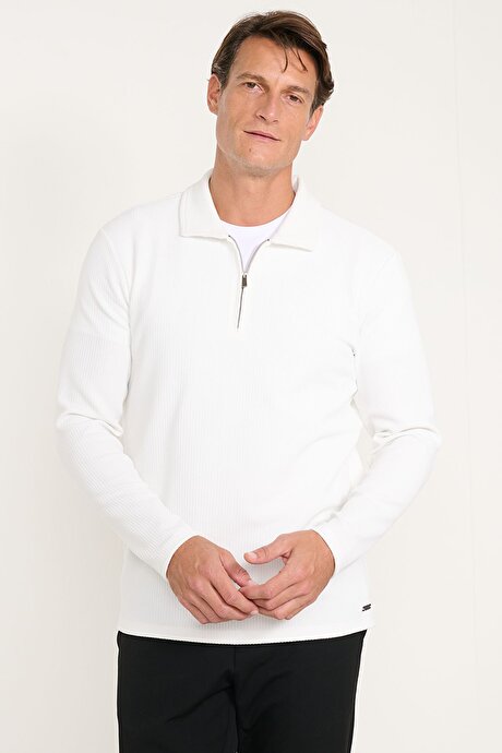Standart Fit Normal Kesim Polo Yaka Jakarlı Ekru Uzun Kollu Tişört resmi