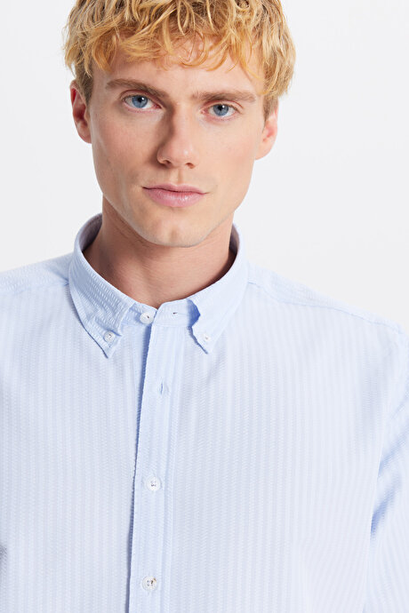 Tailored Slim Fit Dar Kesim Düğmeli Yaka Gofre Desenli Açık Mavi Gömlek resmi